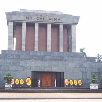 het ho chi minh mausoleum waar de leider ligt opgebaard